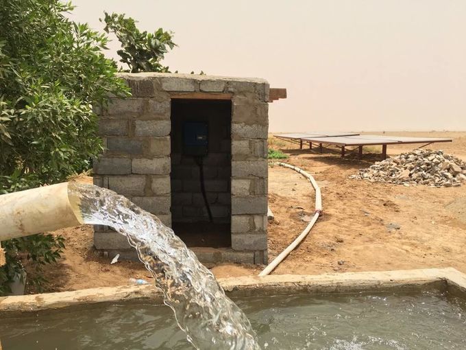 Systeem van de de Pompirrigatie van de Jntech55kw Oppervlakte het Zonne voor de Irrigatie van de Centrumspil in de Soedan
